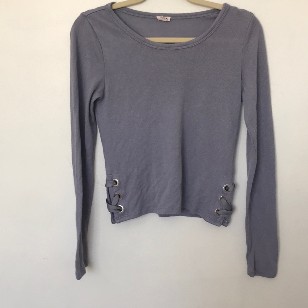 Long sleeve with crisscross on the sides